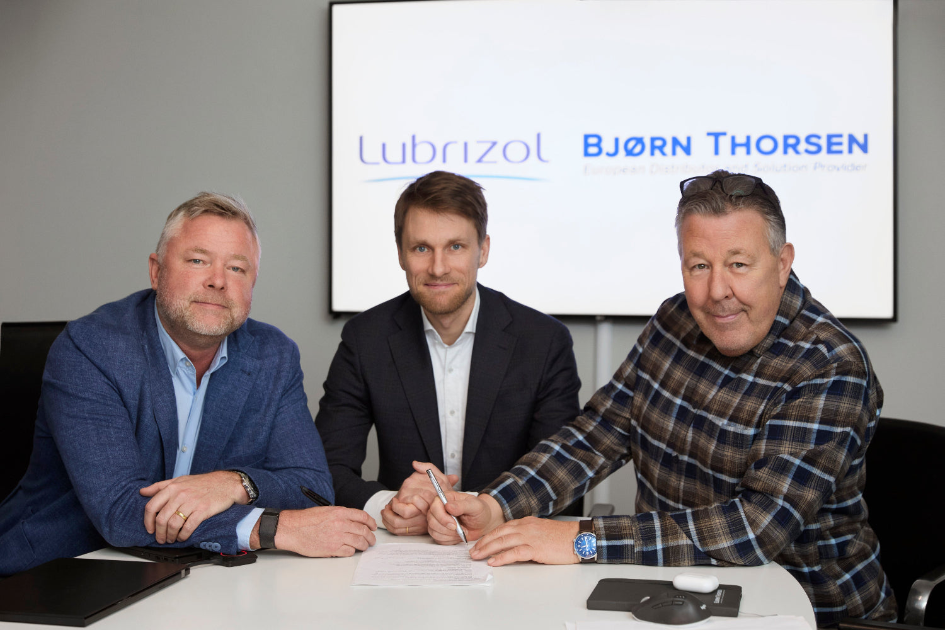 Darren, Mikko and Svend signing the Lubrizol and Bjørn Thorsen distribution agreement